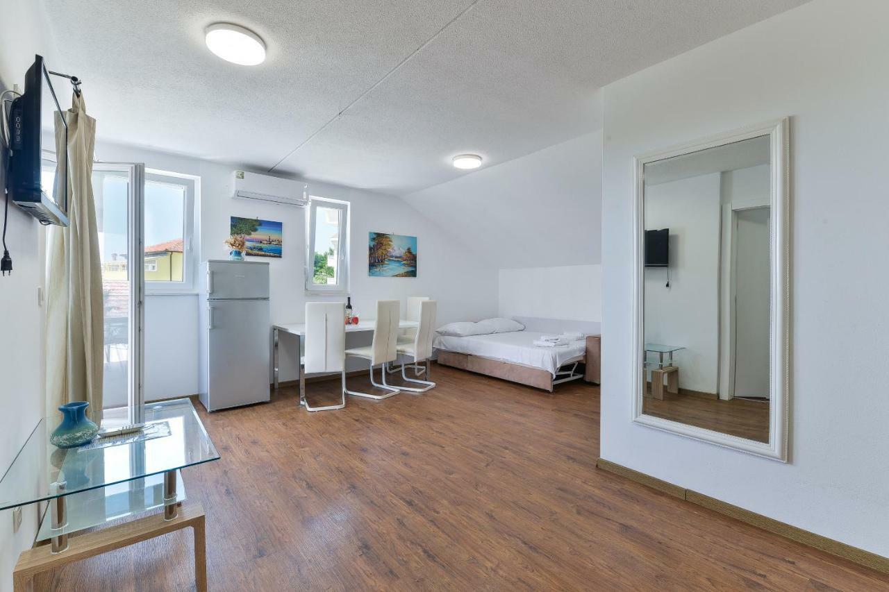 Royal Apartments Novalja Ngoại thất bức ảnh